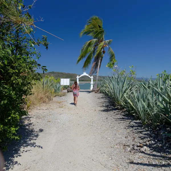 Cabuyas entourant l'entrée du cimetière