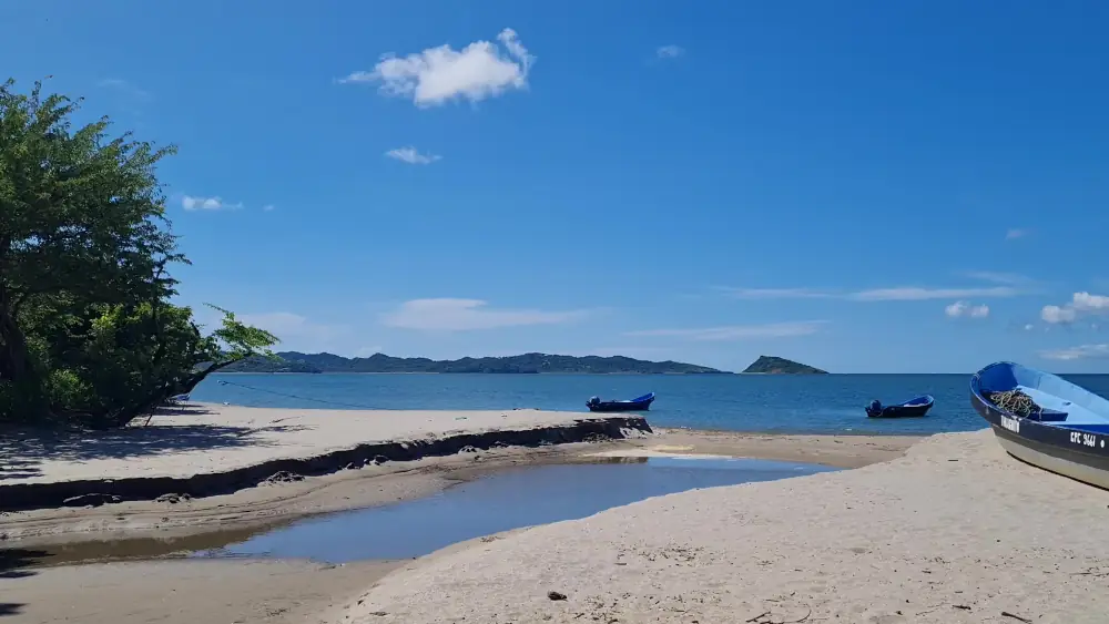 Barques de pêcheurs amarrées sur la plage du village de Puerto Soley, Costa-Rica