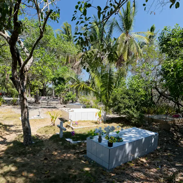 Tombes du cimetière de Cabuya