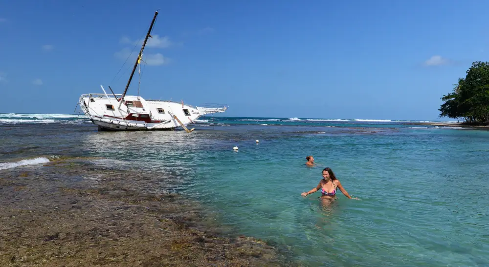 Voilier échoué sur la plage de Puerto Viejo