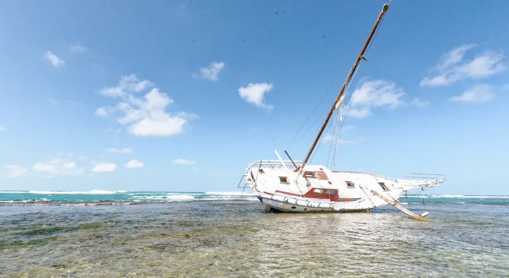 Voilier échoué sur la plage de Puerto Viejo de Talamanca