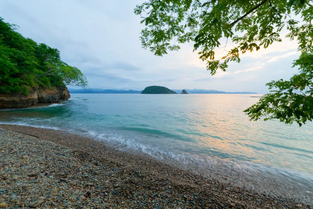 Playa Piedrita et Isla Dispensa au large