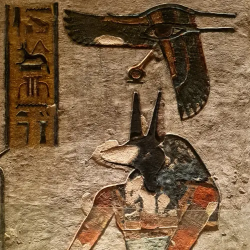 Anubis et la vautour dans le tombeau de Ramsès IV