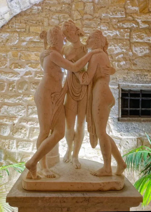 Statue dans l'hôtel