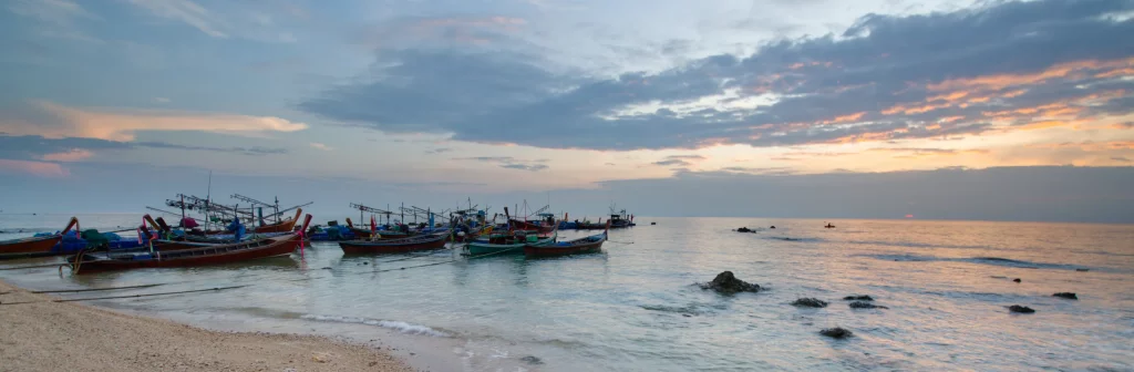 Coucher de soleil sur les bateaux de pêche