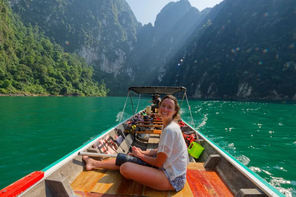 Navigation entre les falaises karstiques