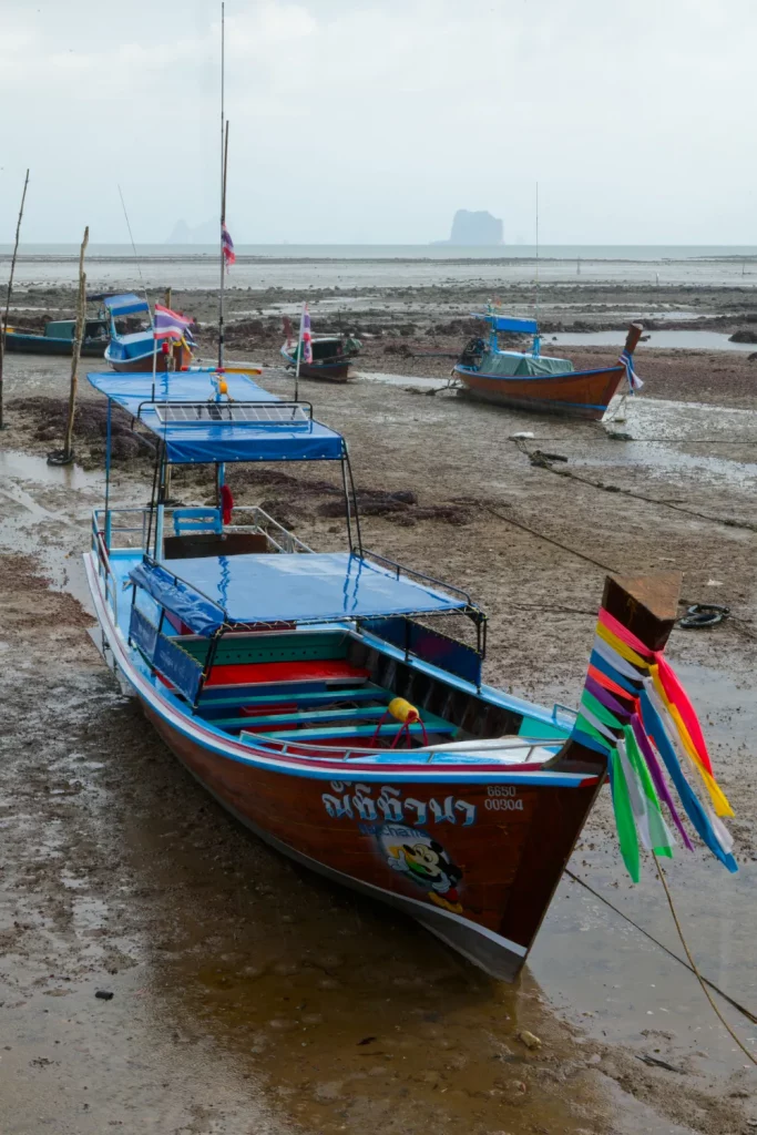 Longtail boats accrochés aux terrasses des maisons sur pilotis