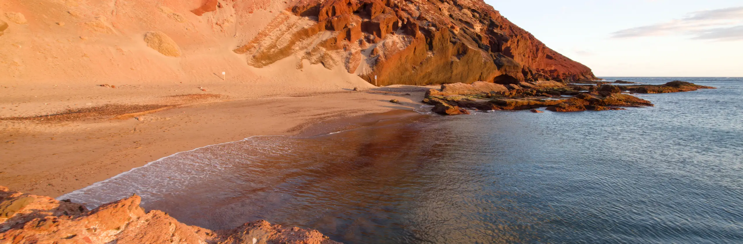 Montagne jaune et Montagne rouge, plage festive et plage sauvage
