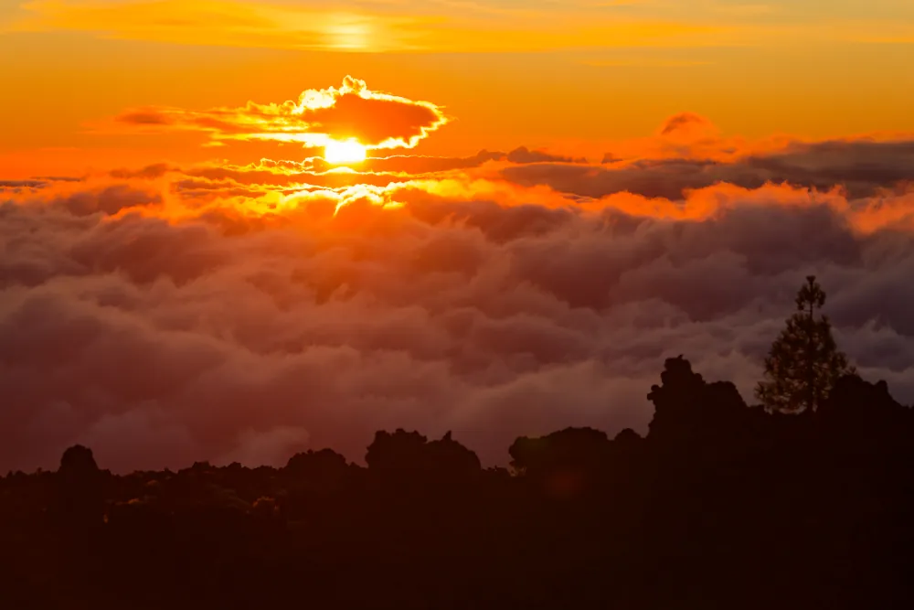 Coucher de soleil sur la mer de nuages