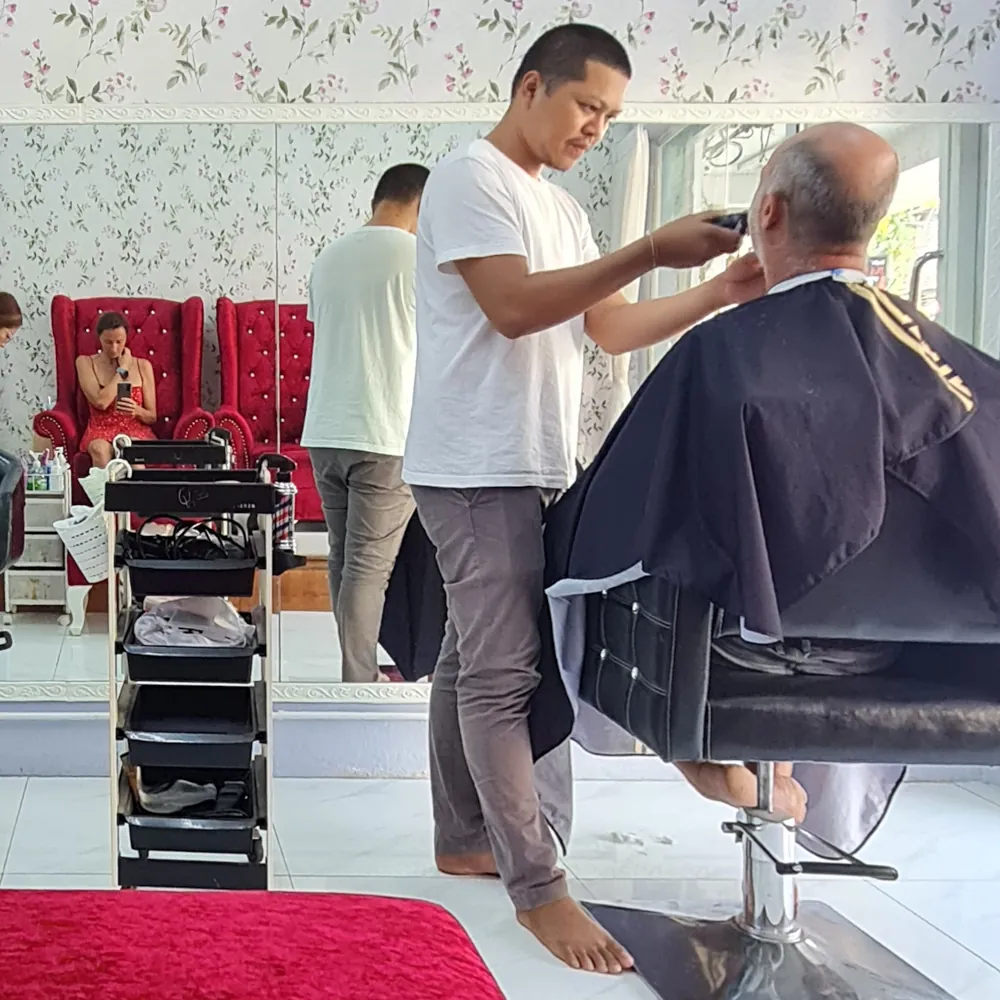 Barbier et manucure à Khao Lak