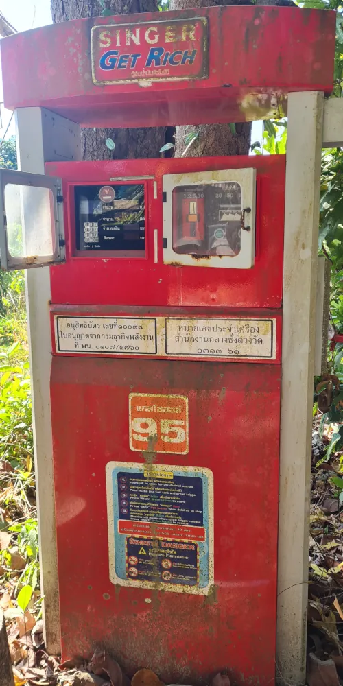 Pompe à essence désaffectée à Koh Phayam