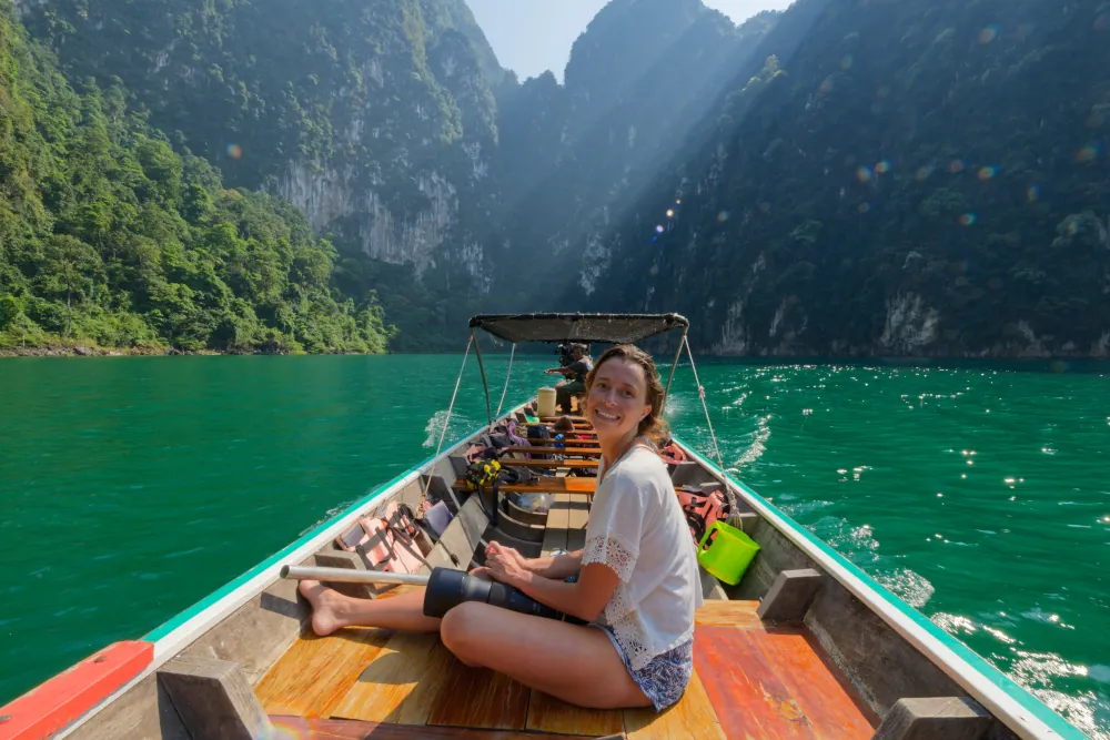 Navigation entre les falaises karstiques
