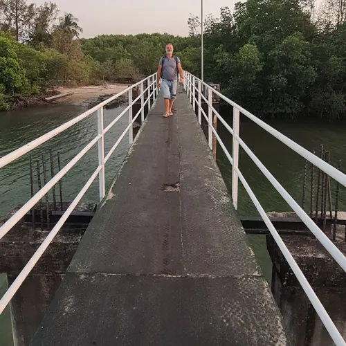 Pont menant au village Moken à Koh Phayam