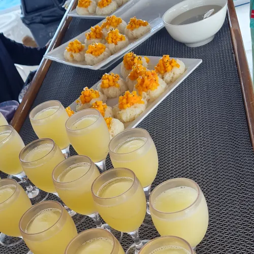 Snack et belles assiettes sur le bateau de croisière Similan surin