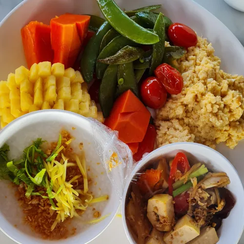 Snack et belles assiettes sur le bateau de croisière Similan surin